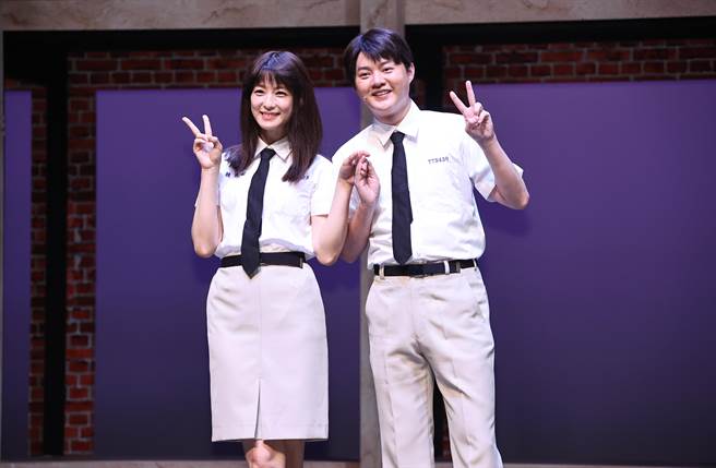 金曲歌王许富凯(右)首度挑战音乐剧，就一肩挑起男主角的重责大任，演出傻憨公务人员，暗恋戏剧女神赖雅妍（左）大学生，深情换得最终老来伴。（罗永铭摄）