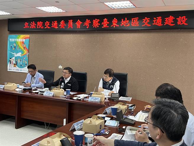 立法院交通委员会召委许智杰 (左一)、立法委员刘棹豪 (左二)、交通部长王国材 (左三)今天在台东丰年机场听取观光局简报。（蔡旻妤摄）