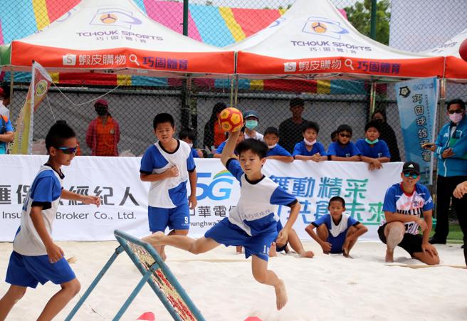 第四届港都杯沙滩巧固球赛4月21日至24日，在路竹体育园区沙滩巧固球场展开。（高雄市巧固球协会提供）
