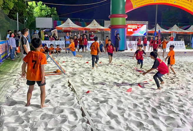 路竹体育园区沙滩巧固球场为全国首座标准沙滩巧固球场地。（高雄市巧固球协会提供）
