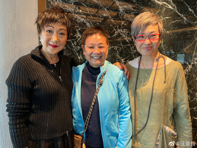 梁碧玲（图左）67岁仍保养得宜。（图／取自汪曼玲微博）