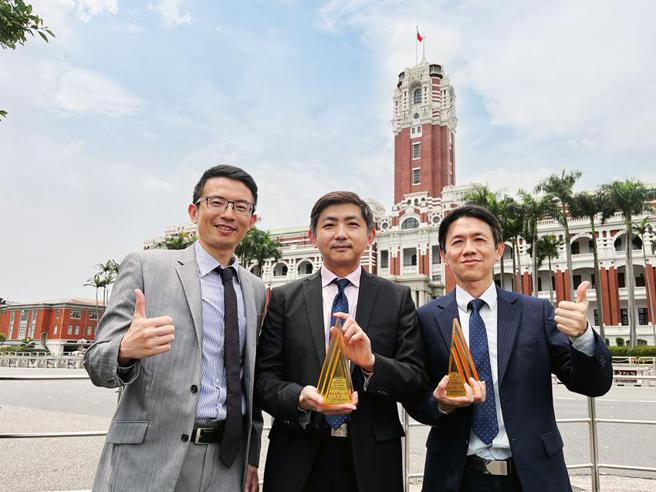 （永豐投顧「SinoPac+企業永續評鑑系統」勇奪2022年國家品牌玉山獎「最佳產品類：全國首獎」殊榮，總經理李學詩（中）獲蔡英文總統接見。圖／永豐投顧提供）