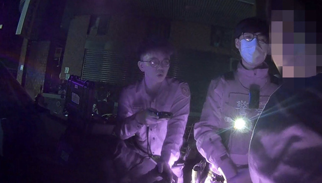 經警方告知如拒絕配合酒測，將依法告發酒駕拒測，處18萬元罰緩，並當場移置保管該機車及吊銷駕駛執照，林男仍堅持不配合酒測。（簡銘柱翻攝）