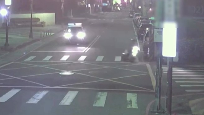 警方見狀欲上前攔查時，男子立即加速逃逸。（簡銘柱翻攝）