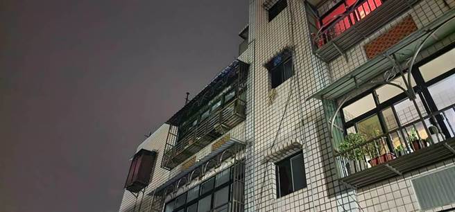 新北市淡水區淡海路一處民宅昨(19日)晚傳出惡火，釀成3死1命危的慘案，起火點疑似為放置在客廳的神桌因電線老舊，導致電線走火所致。(黃敬文攝)