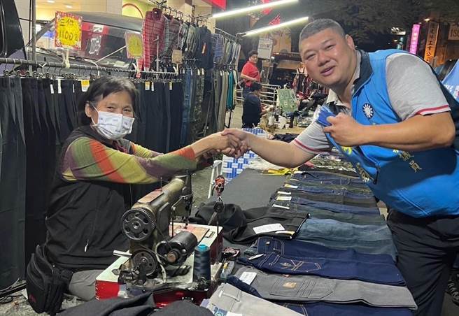 南投县议员游颢在6乡镇市勤跑基层争取支持，获得很多乡亲鼓励。（宋怀琳提供／杨静茹南投传真）