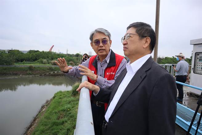 二河局长杨人杰（左）偕同新竹县长杨文科，共同视察沟贝排水的水门及滞洪池。（邱立雅摄）