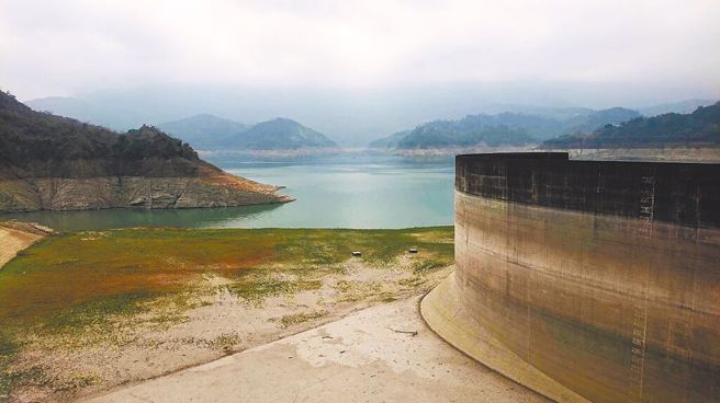 曾文水库水位不升反降，目前蓄水量仅剩8.9%，情况严峻。(图／资料照、程炳璋摄)