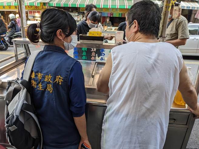 卫生局开查豆花摊。（高市卫生局提供／杨舒婷高雄传真）