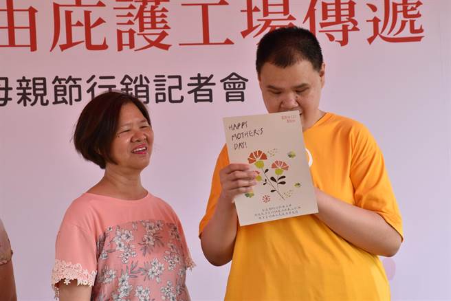 憨儿们说出对妈妈的感谢，并送上卡片跟礼盒，提前欢度母亲节。（林雅惠摄）