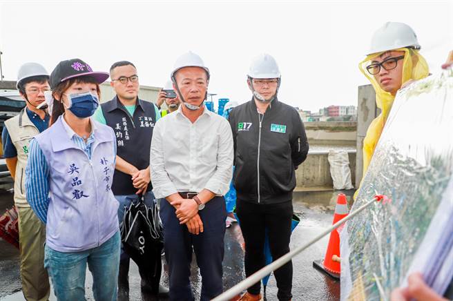 嘉义县长翁章梁（左二）今天视察辖内抽水站运作情形。（嘉义县政府提供／廖素慧嘉县传真）