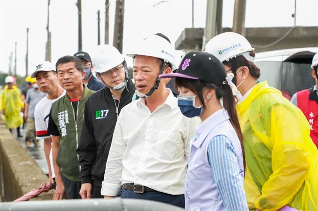 嘉义县长翁章梁今天视察朴子市抽水站运作情形。（嘉义县政府提供／廖素慧嘉县传真）