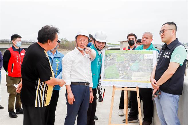 嘉义县长翁章梁今天视察东石乡白水湖第一滞洪池抽水站。（嘉义县政府提供／廖素慧嘉县传真）
