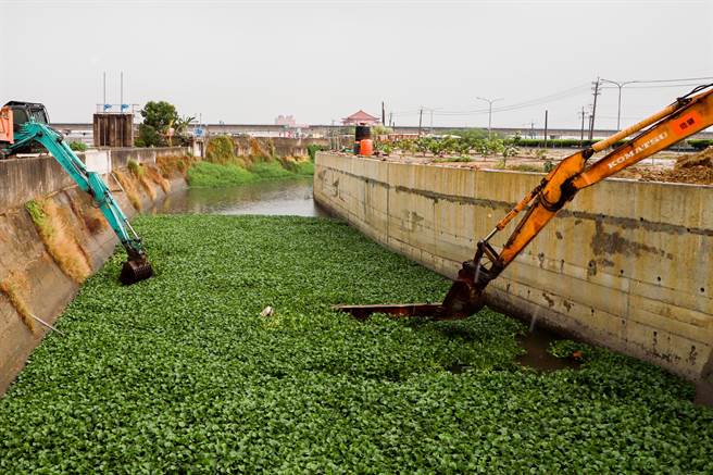 因应锋面预告汛期，嘉义县辖内加强排水沟渠清淤。（嘉义县政府提供／廖素慧嘉县传真）