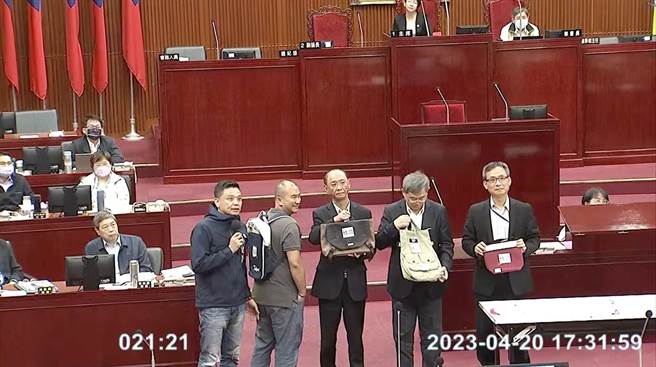 台北市民政局长陈永德表示，目前还没规划嗡嗡包的发放，但不可能叫作嗡嗡包。（摘自台北市议会直播）