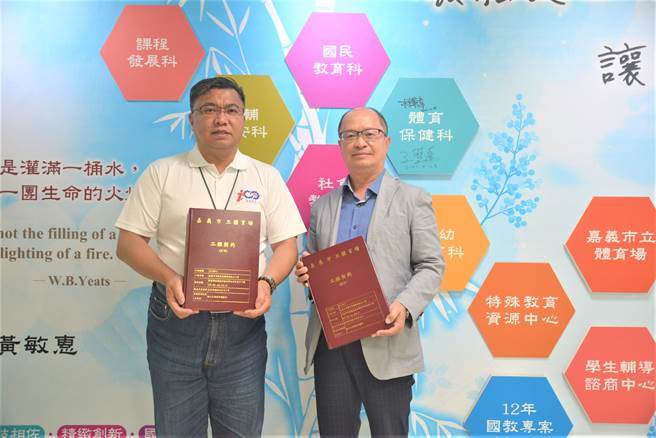 嘉義市政府教育處長林立生與得標廠商永祥營造股份有限公司負責人簽約及討論興建期程。（嘉義市政府提供／廖素慧嘉市傳真）