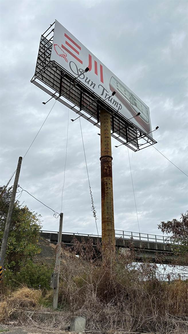 嘉义县政府对国道两侧的违规T霸广告将强制拆除。（嘉义县政府提供 ／廖素慧嘉县传真）