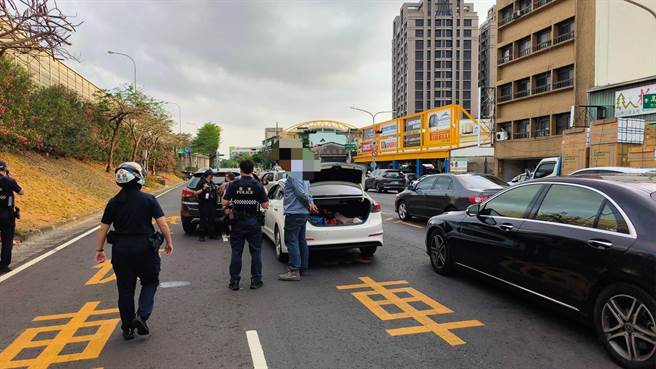 今日下午高雄发生一起纠纷。（高市苓雅分局提供／杨舒婷高雄传真）