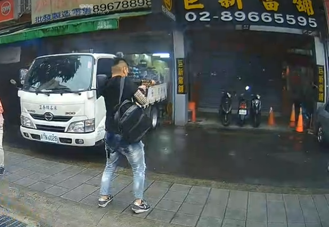 17岁刘姓少年持改造衝锋枪朝土城区一间当舖门口扫射，总计连开51枪。（蔡雯如翻摄）