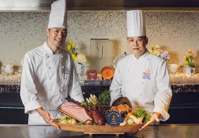 Ukai-tei Kaohsiung行政主厨田辺友树(左)与主厨张益祥为丹麦餐瓷皇家哥本哈哥设计独特餐单。（皇家哥本哈根提供）