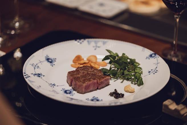 皇家哥本哈根与Ukai-tei Kaohsiung推联名套餐，主菜日本和牛沙朗选用蓝缤纷唐草圆盘。（皇家哥本哈根提供）