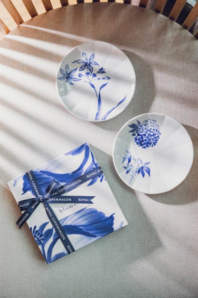 5／1-5／14享用皇家哥本哈根与高雄Ukai的联名套餐，每3套就送一组价值2500元的「绽蓝花系列Blomst」水仙花或绣球花15公分圆盘。（皇家哥本哈根提供）