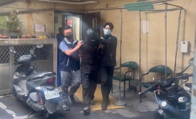 17歲劉姓少年今持槍掃射土城區某當鋪，他的阿嬤晚間被警方通知做筆錄，阿嬤透露，劉男父親因毒品案，至今仍在坐牢，因此劉男從小就是她帶大的，無奈從小就不乖，令她相當憂心。（蔡雯如翻攝）