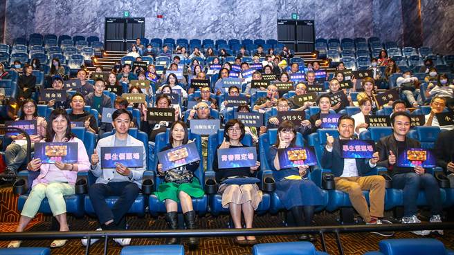 「台湾电影起飞大联盟」在泰坦厅内举行记者会，影坛许多人都共襄盛举。（粘耿豪摄）