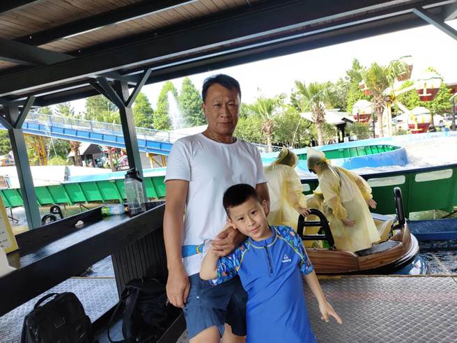 游安顺与儿子合照。（游安顺提供）