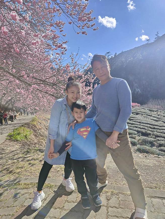 游安顺分享全家福合照。（游安顺提供）