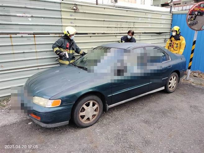 警消获报后到场处理，将黄男送医。（翻摄照片／高雄洪靖宜传真）