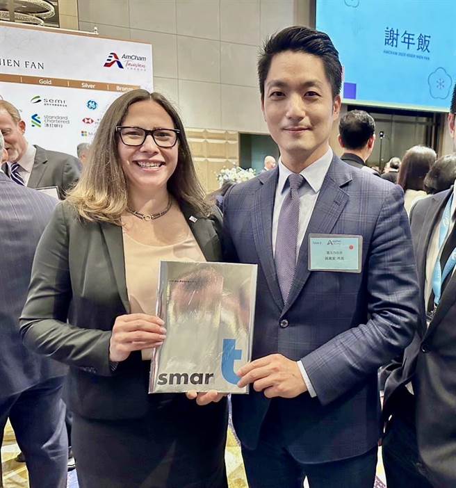 台北市长蒋万安（右）20日在脸书分享他与美国在台协会（AIT）主席罗森柏格（Laura Rosenberger）（左）合影的照片。（摘自蒋万安脸书）