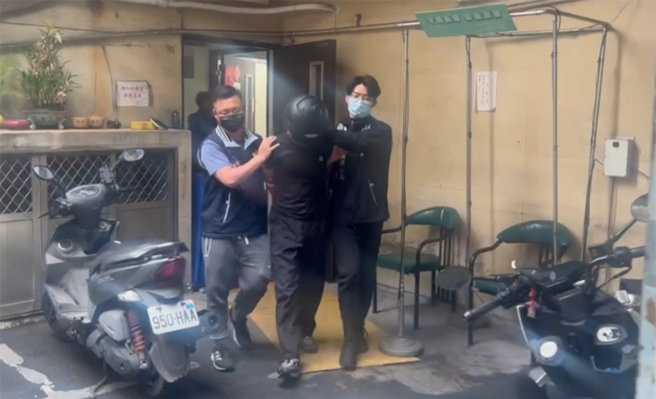 少年枪手晚间遭警方移送侦办。（蔡雯如翻摄）