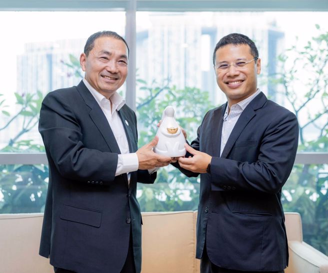 新北市長侯友宜(左)訪問新加坡，與新加坡國家發展部長李智陞(右)會談。（圖取自侯友宜臉書）