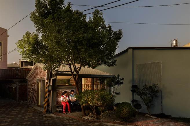 由屏东万丹乡兴化廍废弃牛舍改造的「廍廍安全－幸福学堂」图书室，继勇夺德国柏林设计与美国缪斯设计奖银奖后，近日又传捷报，摘下美国泰坦地产奖金奖。（屏县府提供／谢佳潾屏东传真）