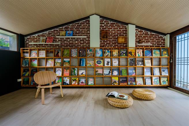 由屏东万丹乡兴化廍废弃牛舍改造的「廍廍安全－幸福学堂」图书室，继勇夺德国柏林设计与美国缪斯设计奖银奖后，近日又传捷报，摘下美国泰坦地产奖金奖。（屏县府提供／谢佳潾屏东传真）