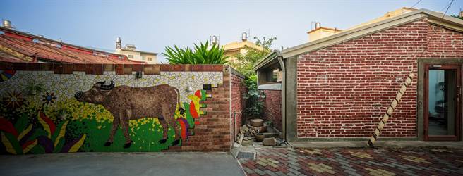 由屏东万丹乡兴化廍废弃牛舍改造的「廍廍安全－幸福学堂」图书室，继勇夺德国柏林设计与美国缪斯设计奖银奖后，近日又传捷报，摘下美国泰坦地产奖金奖。（屏县府提供／谢佳潾屏东传真）