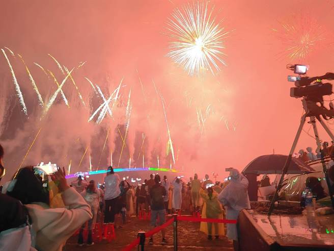 精彩的10分钟烟火秀，不仅将高空12吋大型烟火弹数量提升至30发，也精心准备多达95种花色，打造一场精采绝伦的花火飨宴。（张茂雄摄）