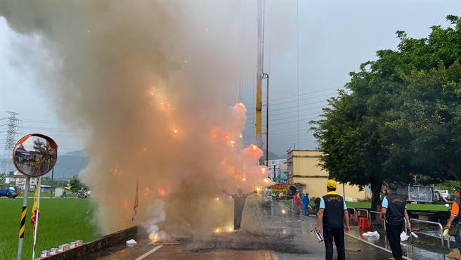 总长2公里的环保鞭炮，于空中施放，以驱离过往的瘟疫、疫情等晦气。（吴佩蓉摄）