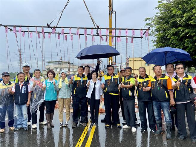 鹿埔调训宫邀请宜兰县长林姿妙共襄盛举，一起祈求国泰民安。（吴佩蓉摄）