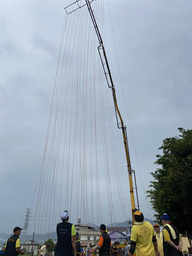 宜兰县内首次使用吊车施放近15层楼高的鞭炮。（吴佩蓉摄）