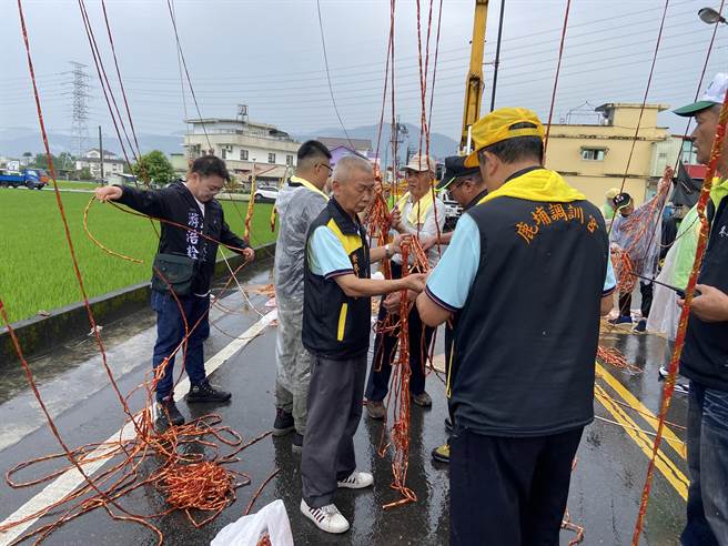 数10人一起整理鞭炮，就花费15分钟左右的时间。（吴佩蓉摄）