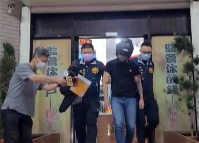 17岁刘姓少年持改造衝发枪，朝当铺扫射51枪，他被移送新北地检署复讯，全程不发一语。（蔡雯如翻摄）