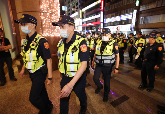 针对近日发生2起枪击案，引发社会不良观感，新北市警局20日晚间执行扩大临检，出动大批员警前往治安热点加强查缉。（姚志平摄）