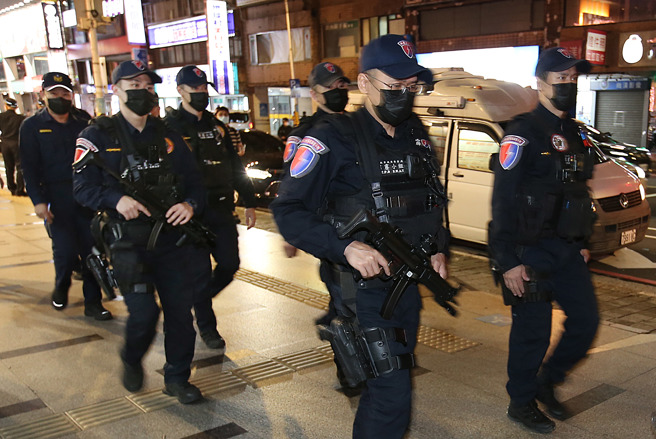 针对近日发生2起枪击案，引发社会不良观感，新北市警局20日晚间执行扩大临检，出动大批员警前往治安热点加强查缉。（姚志平摄）