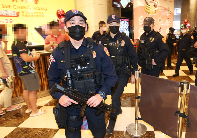 针对近日发生2起枪击案，引发社会不良观感，新北市警局20日晚间执行扩大临检，出动大批员警前往治安热点加强查缉。（姚志平摄）