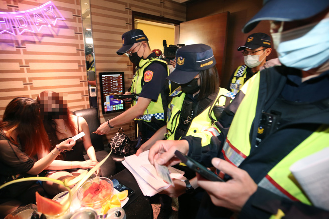 针对近日发生2起枪击案，引发社会不良观感，新北市警局20日晚间执行扩大临检，出动大批员警前往治安热点加强查缉。（姚志平摄）