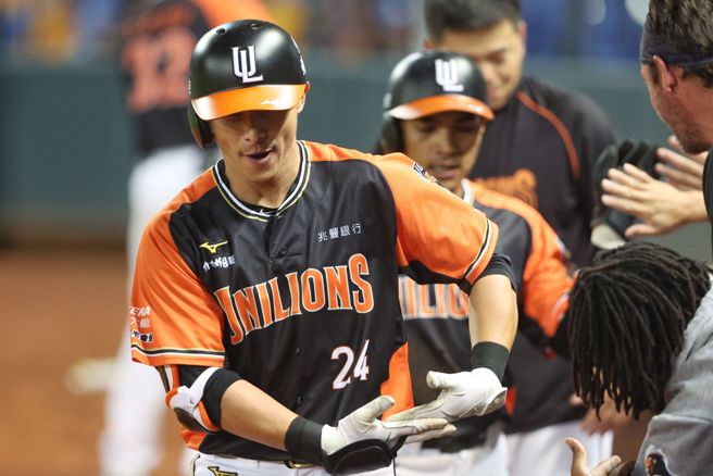 统一狮陈杰宪当爸爸后首战，在11局上敲出致胜2分炮。（统一狮提供）