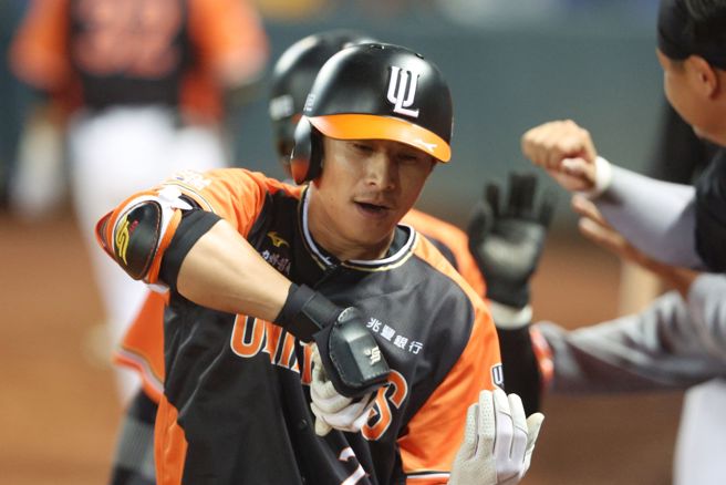 统一狮陈杰宪当爸爸后首战，在11局上敲出致胜2分炮。（统一狮提供）