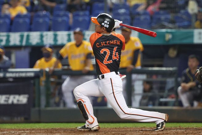 统一狮陈杰宪当爸爸后首战，在11局上敲出致胜2分炮。（统一狮提供）